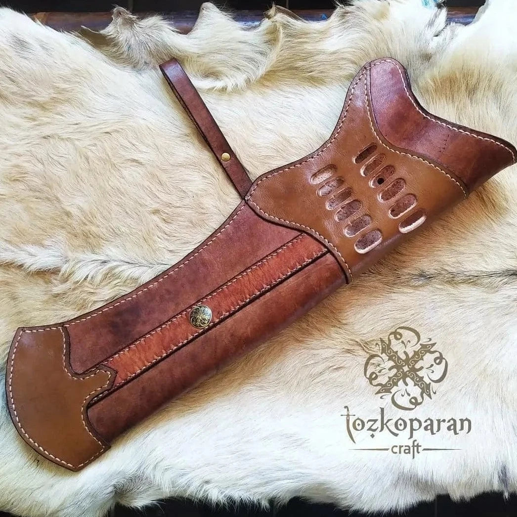 Detailaufnahme Handarbeit und Logo Tozkoparan Craft Lederköcher