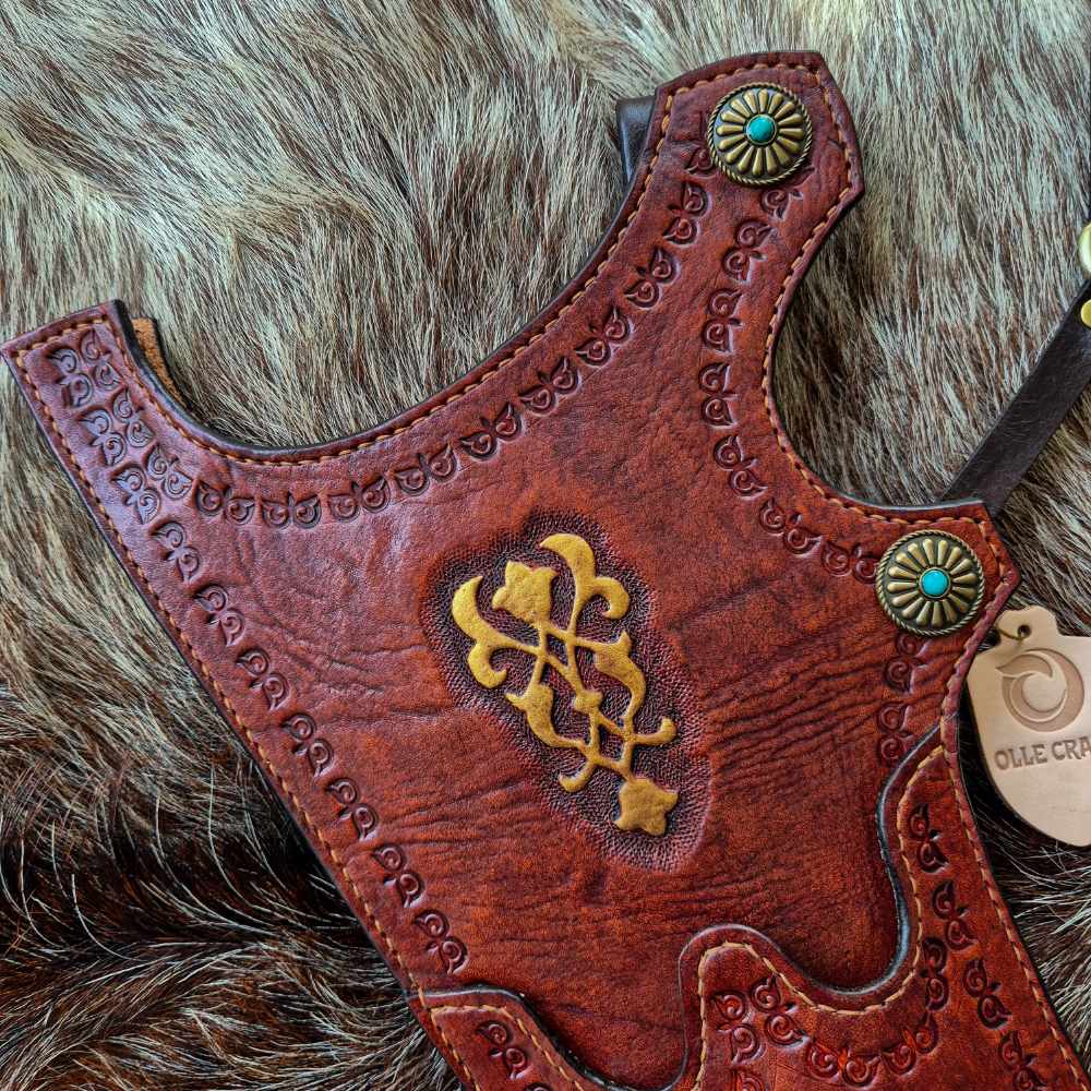 Detailansicht der handgearbeiteten Lederpunzierung Olle Craft Detail