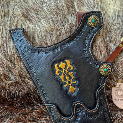Detailansicht der handgearbeiteten Lederpunzierung Olle Craft dunkelbraun