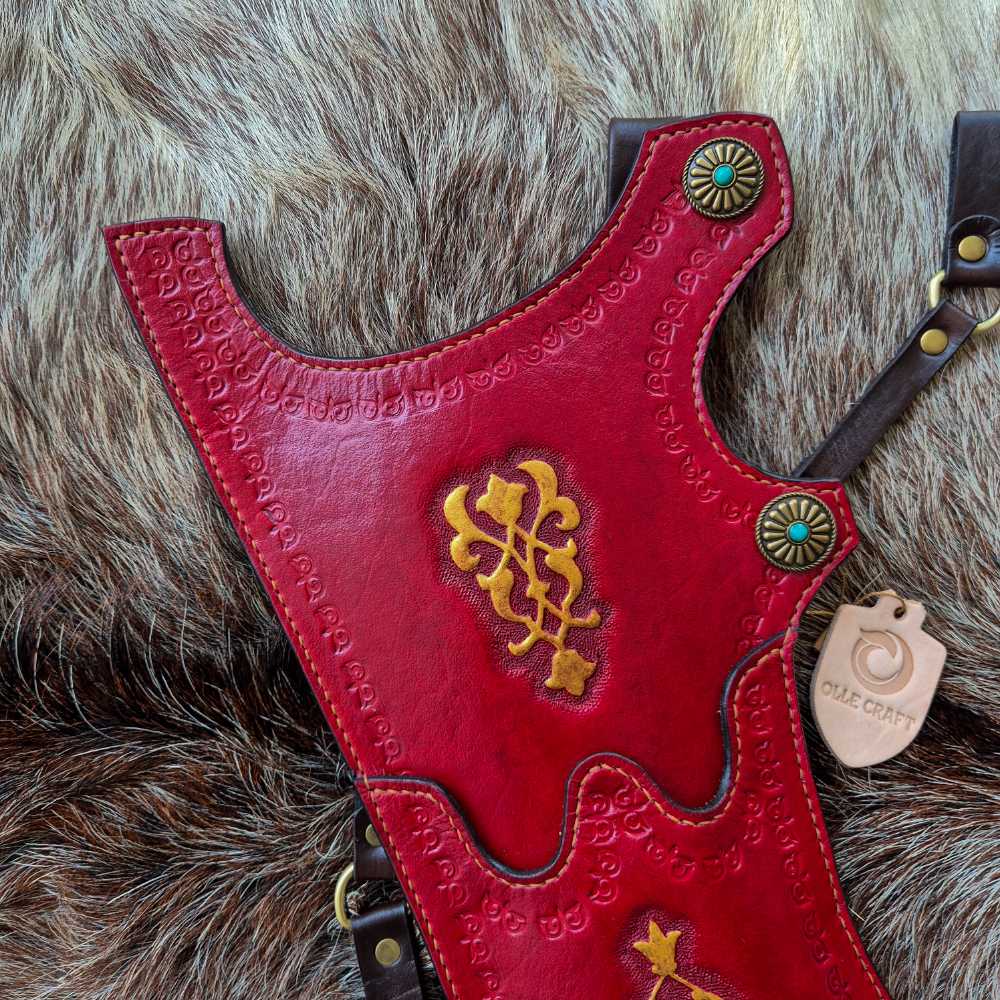 Detailansicht der handgearbeiteten Lederpunzierung Olle Craft rot