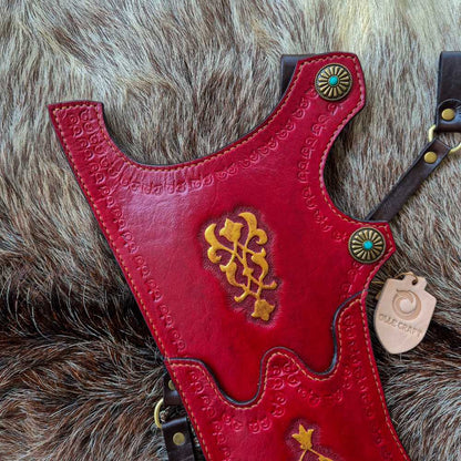 Detailansicht der handgearbeiteten Lederpunzierung Olle Craft rot