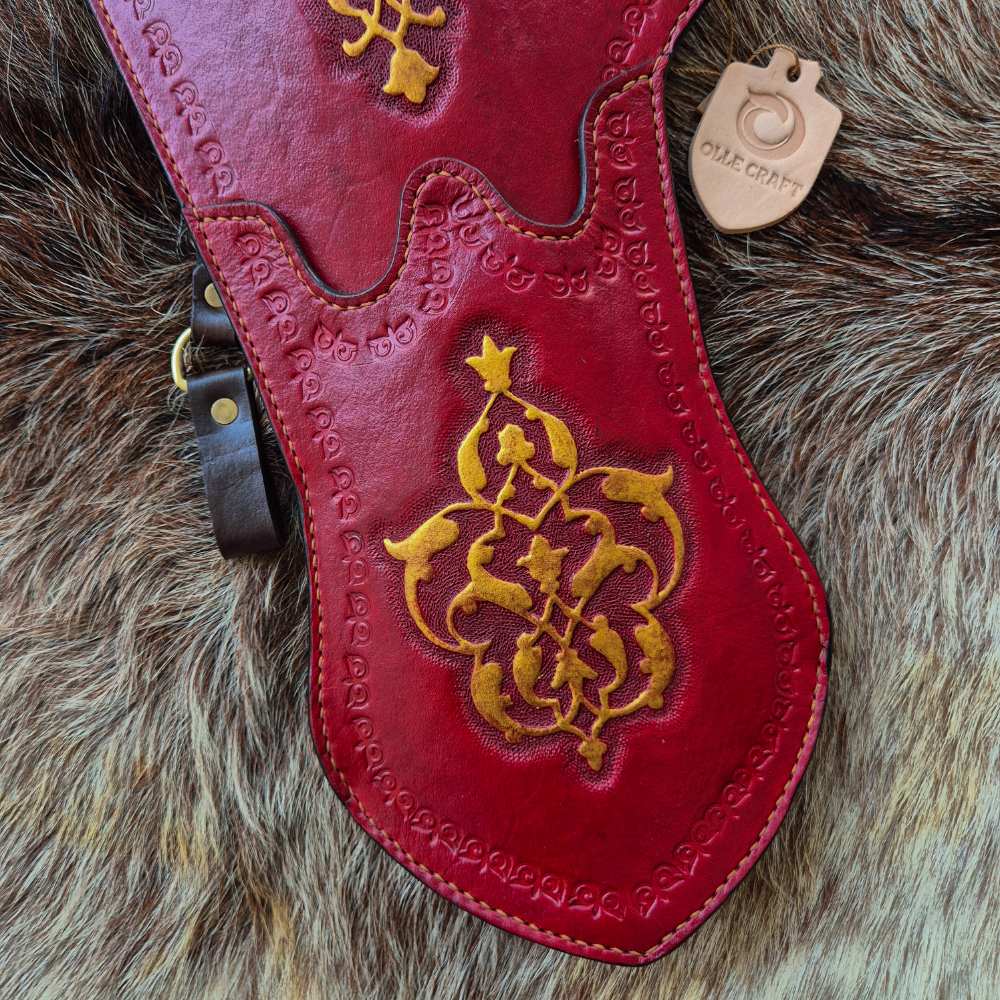 Detailansicht der handgearbeiteten Lederpunzierung Olle Craft rot 2